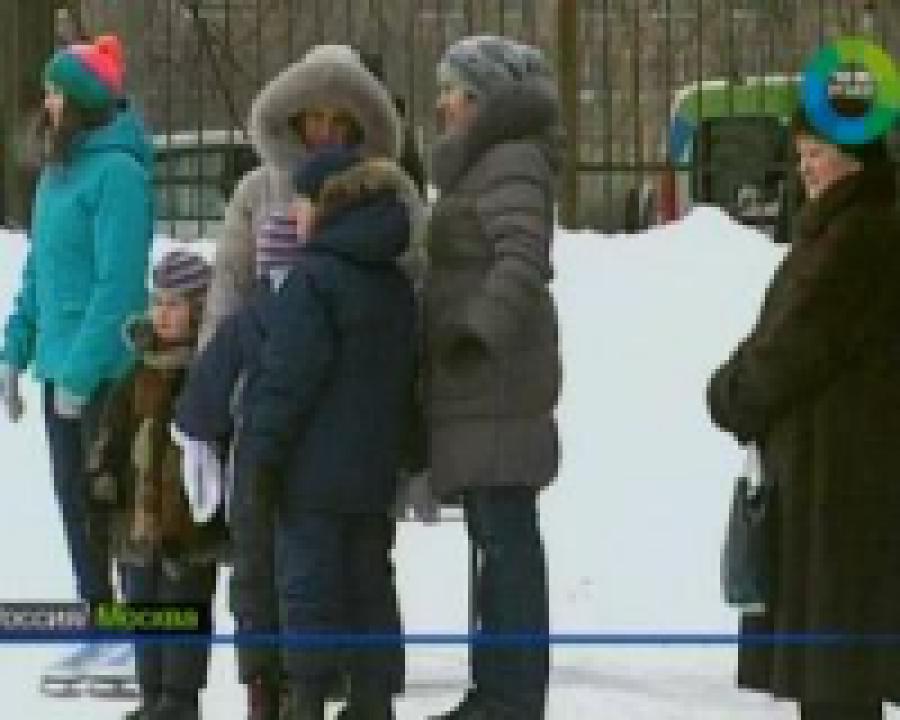 На московских катках освящают лед