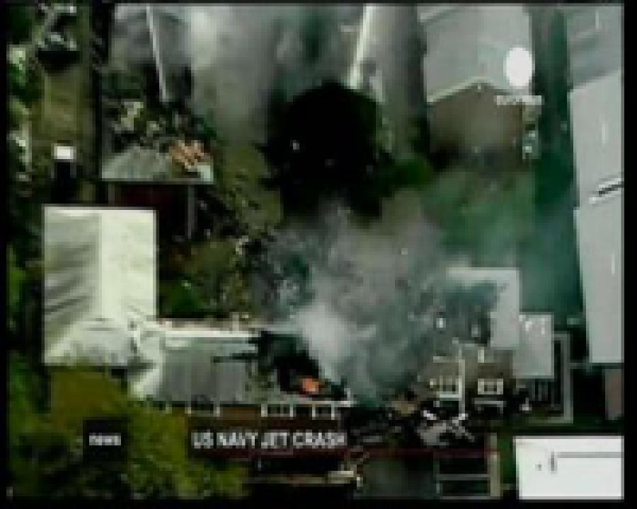 В США военный самолет упал на жилые дома 