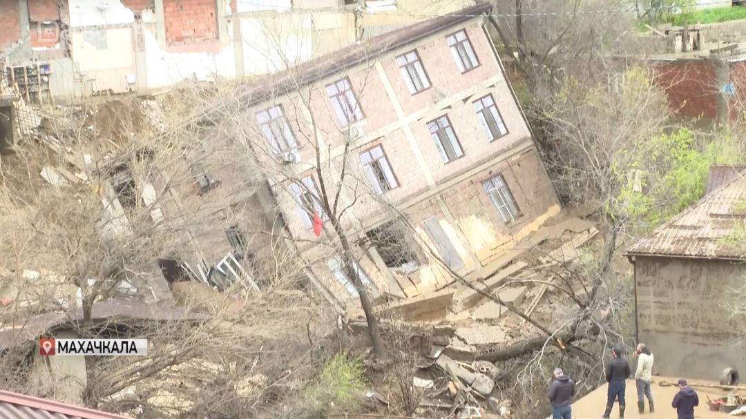Многоквартирный дом обрушился в Махачкале из-за подмыва грунта