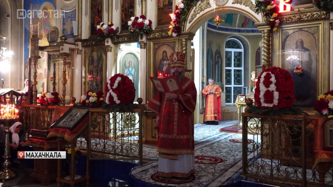 В Свято-Успенском соборе прошло пасхальное богослужение