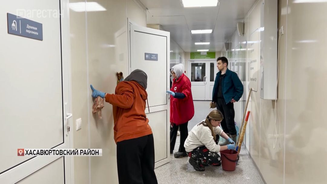 Волонтёры ДГМУ продолжают оказывать помощь в ликвидации последствий подтопления 