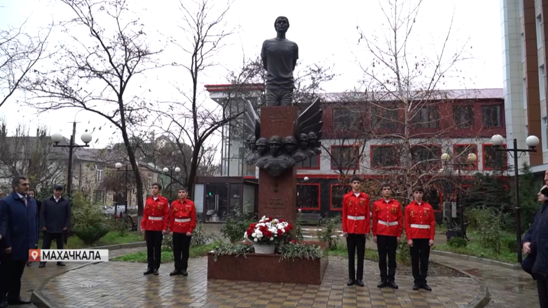 В Махачкале возложили цветы к памятнику Магомеда Нурбагандова в День Героев Отечества
