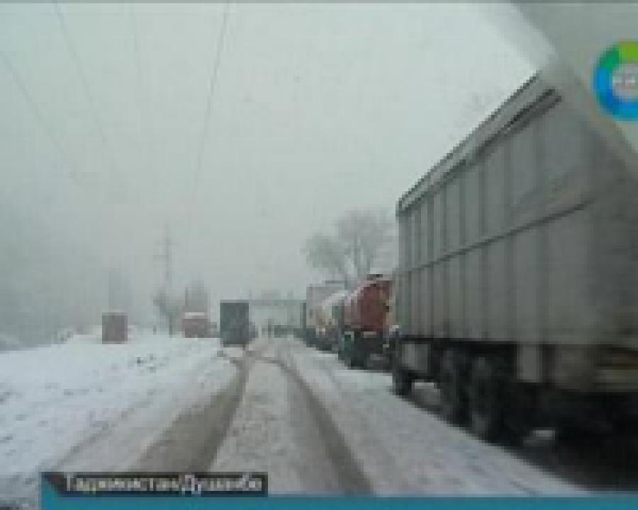 Снегопады парализовали трассы Центральной Азии и Закавказья