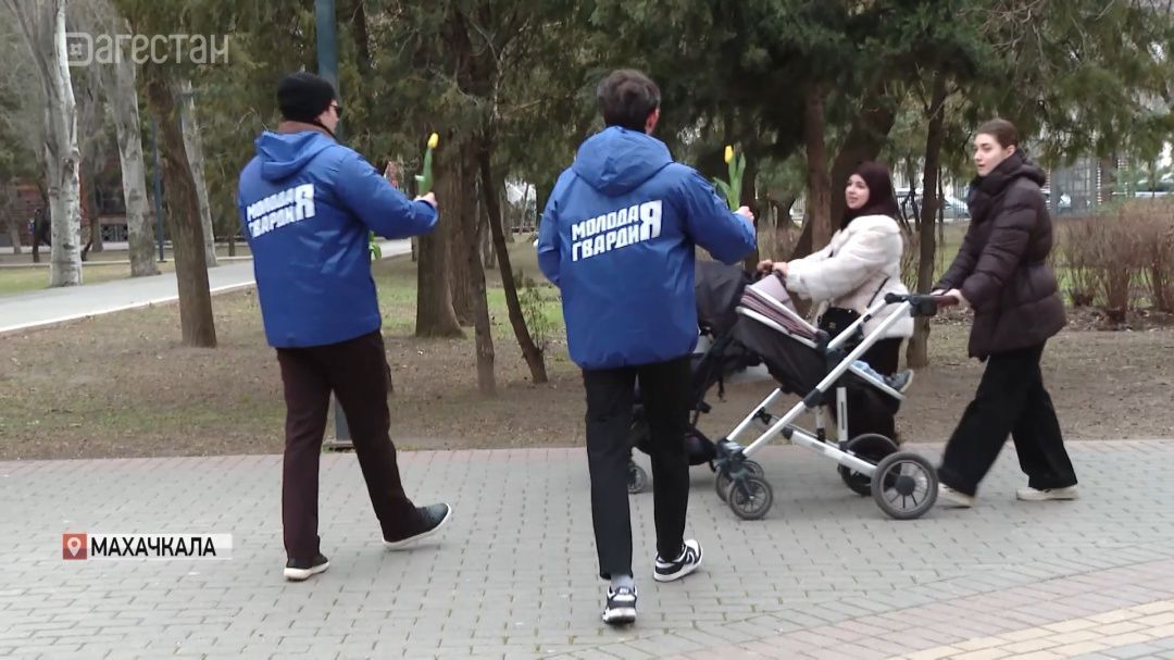 Активисты «Молодой гвардии» дарят женщинам цветы в преддверии 8 марта 