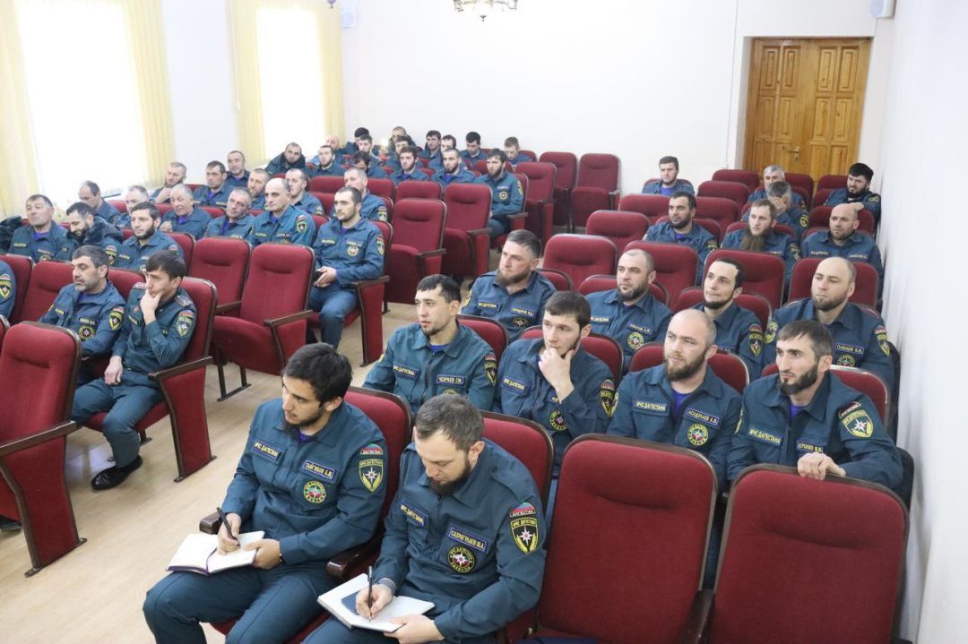 МЧС Дагестана  провело беседу с личным составом подразделений противопожарной  службы РД