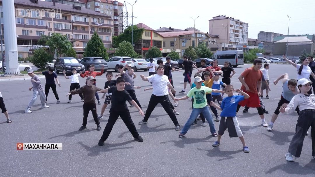 А на площадке Исторического парка праздник начался спортивно 