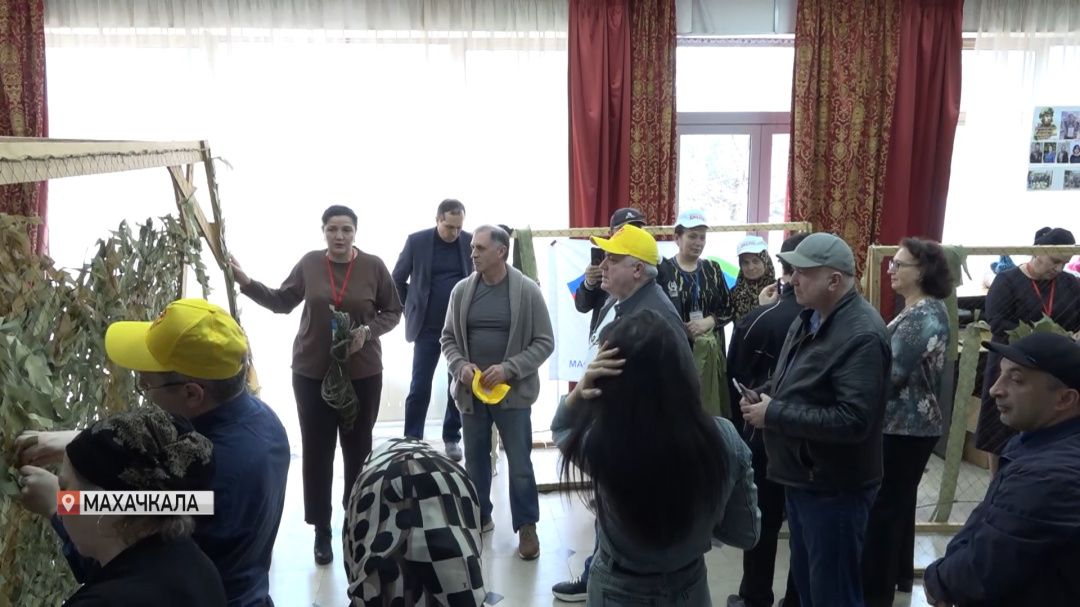 Работники аппарата НС Дагестана изготовили защитные маскировочные сетки для бойцов СВО 