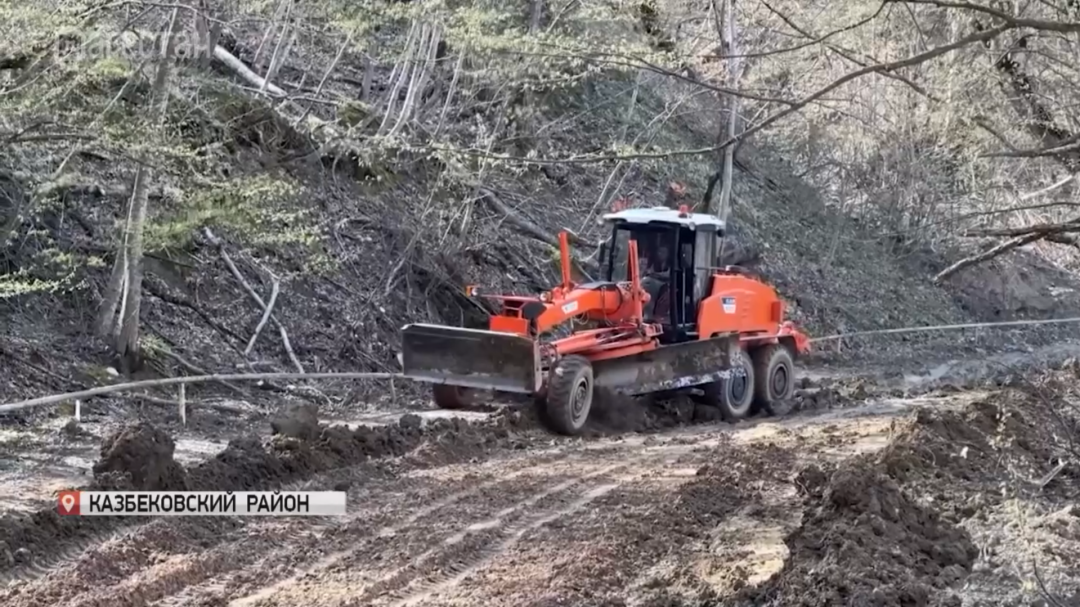 В Казбековском районе местные жители восстанавливают старую дорогу в обход оползневого участка