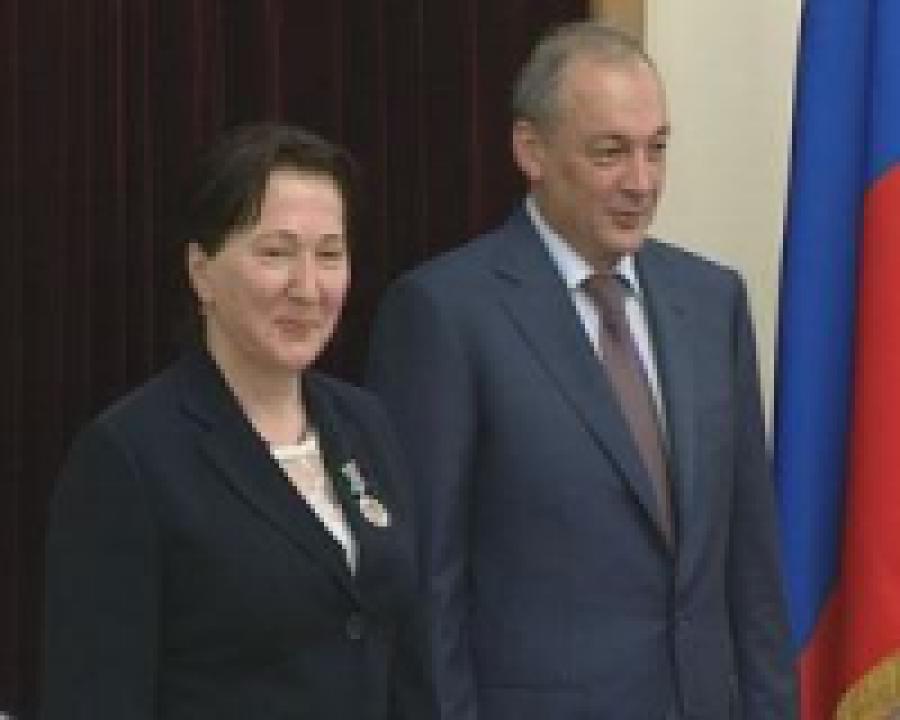 Магомедсалам Магомедов вручил государственные награды РФ и РД более 60 дагестанцам