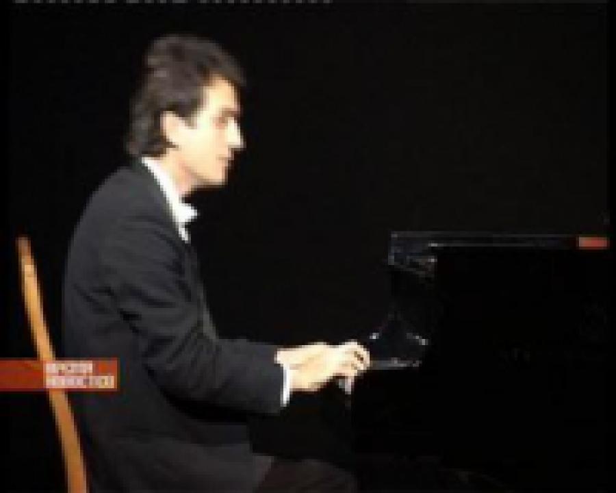 В Махачкале прошел сольный концерт одного из виртуозов игры на рояле Тимура Гасратова