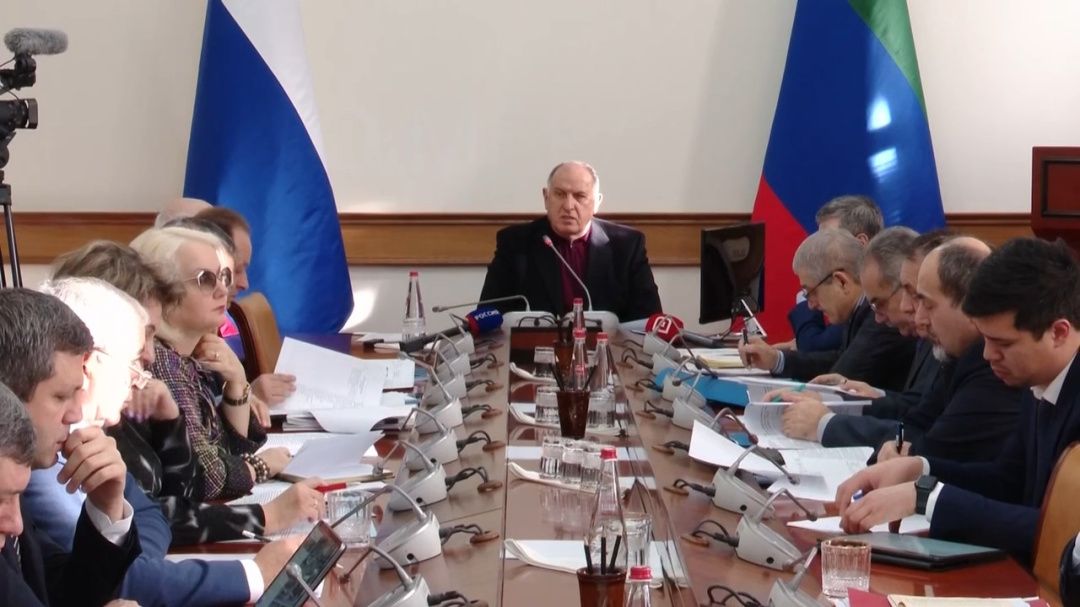 Абдулмуслимов Абдулмуслимов проводит заседание правительства Дагестана 