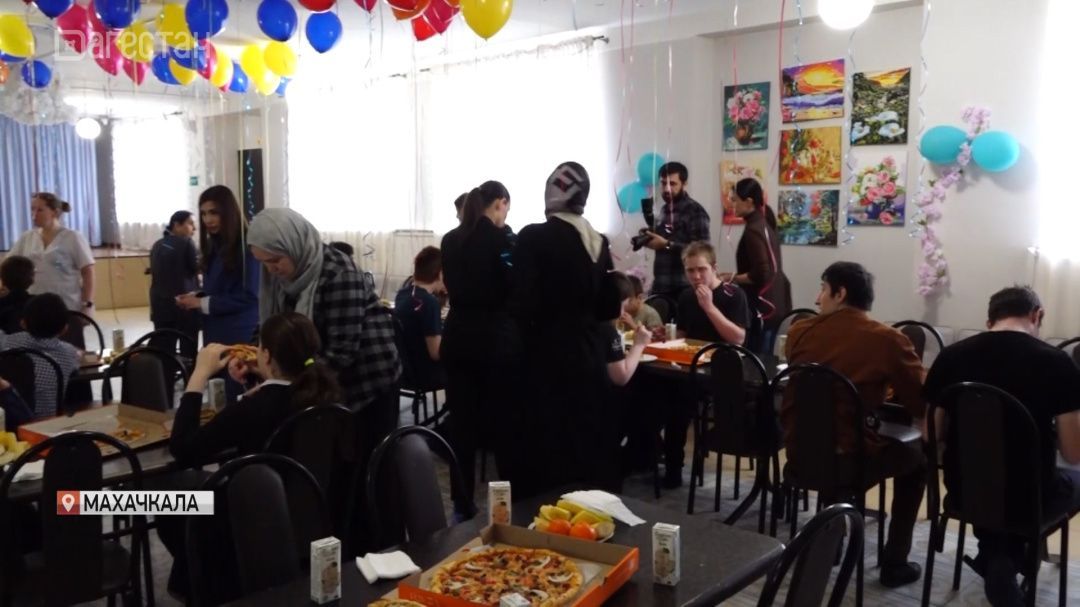 Воспитанников интерната «Забота» поздравили с Ураза-байрамом представители ФОМС Дагестана