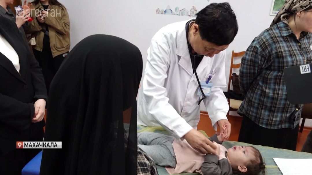 Китайские специалисты провели в Махачкале осмотр детей с ДЦП