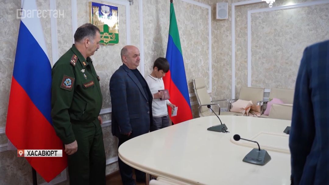В Хасавюрте семье погибшего участника СВО передали Орден Мужества