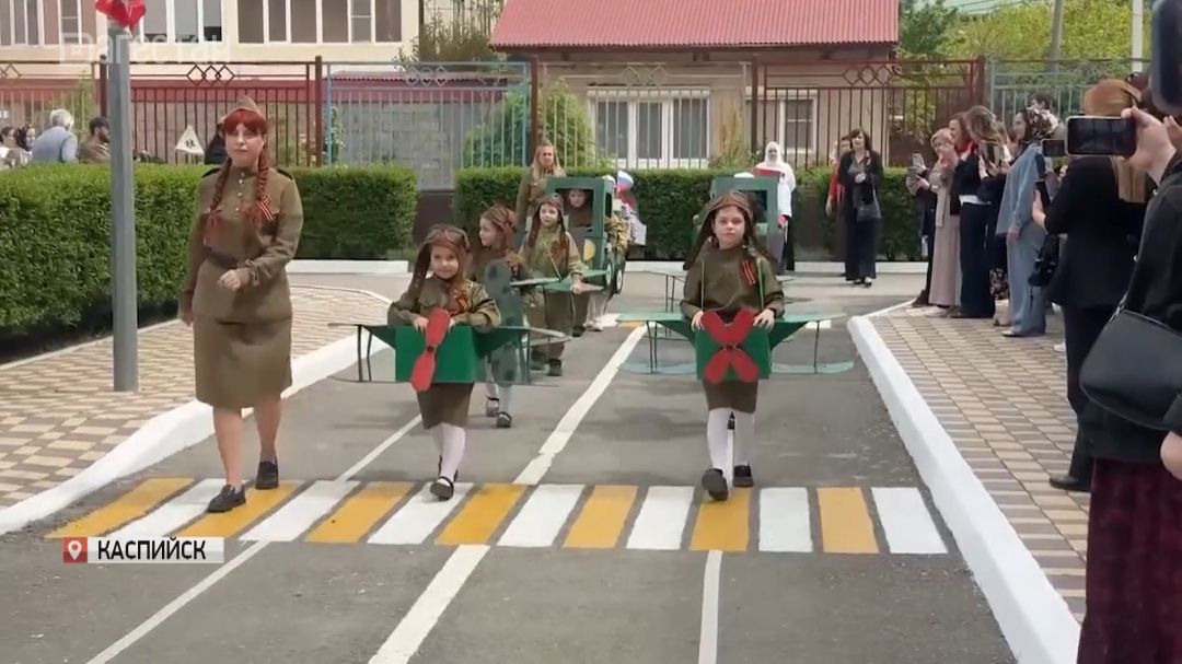 Воспитанники детских садов прошли в параде в Каспийске 