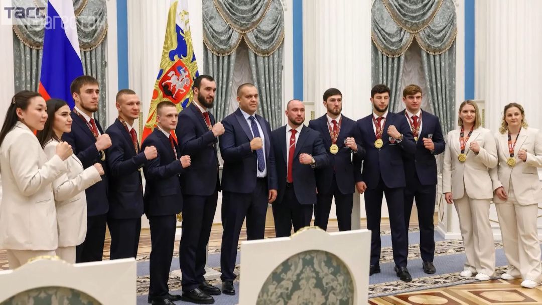 Дагестанские боксеры,  получили государственные награды из рук Владимира Путина