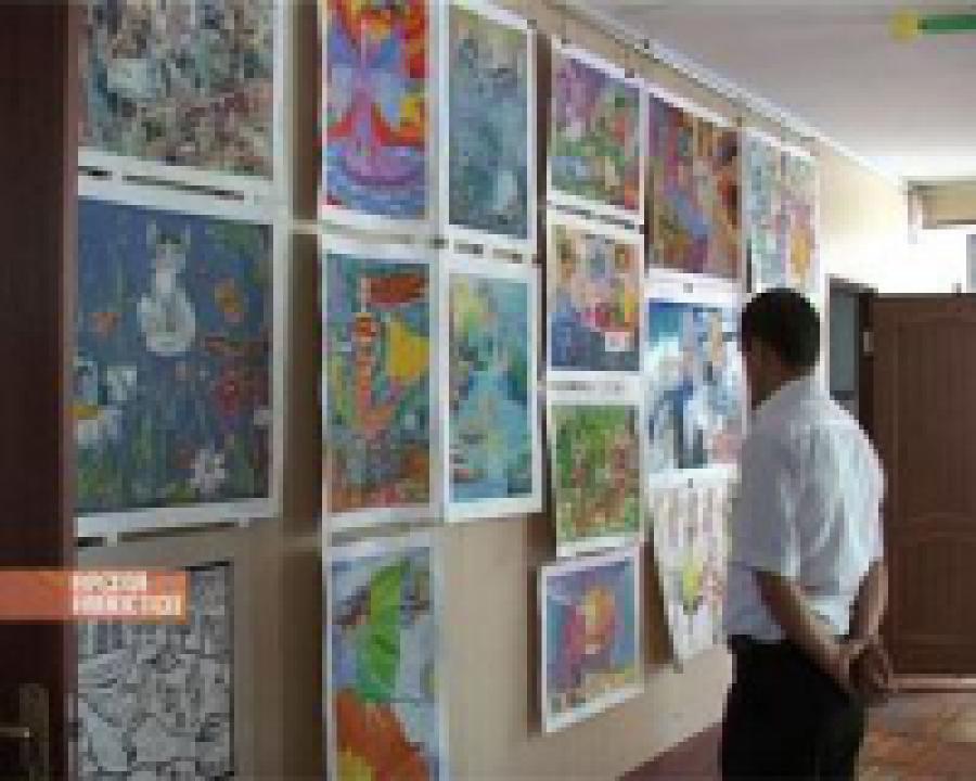 В Махачкале открылась выставка работ юных художников 