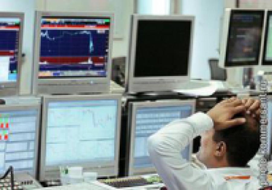 Российский фондовый индекс РТС на открытии торгов упал ниже отметки 1600 пунктов впервые за последние пять сессий