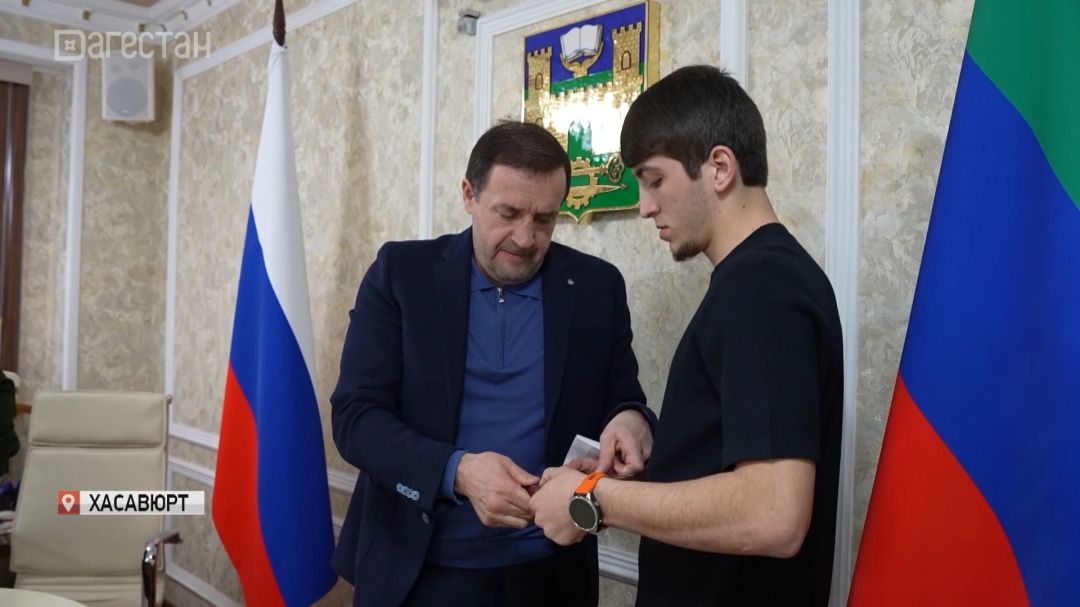 В Хасавюрте семье погибшего бойца СВО вручили орден Мужества