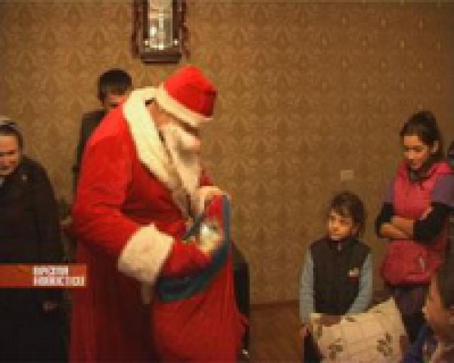 Детям из малообеспеченных семей раздал подарки Дед Мороз  - полицейский