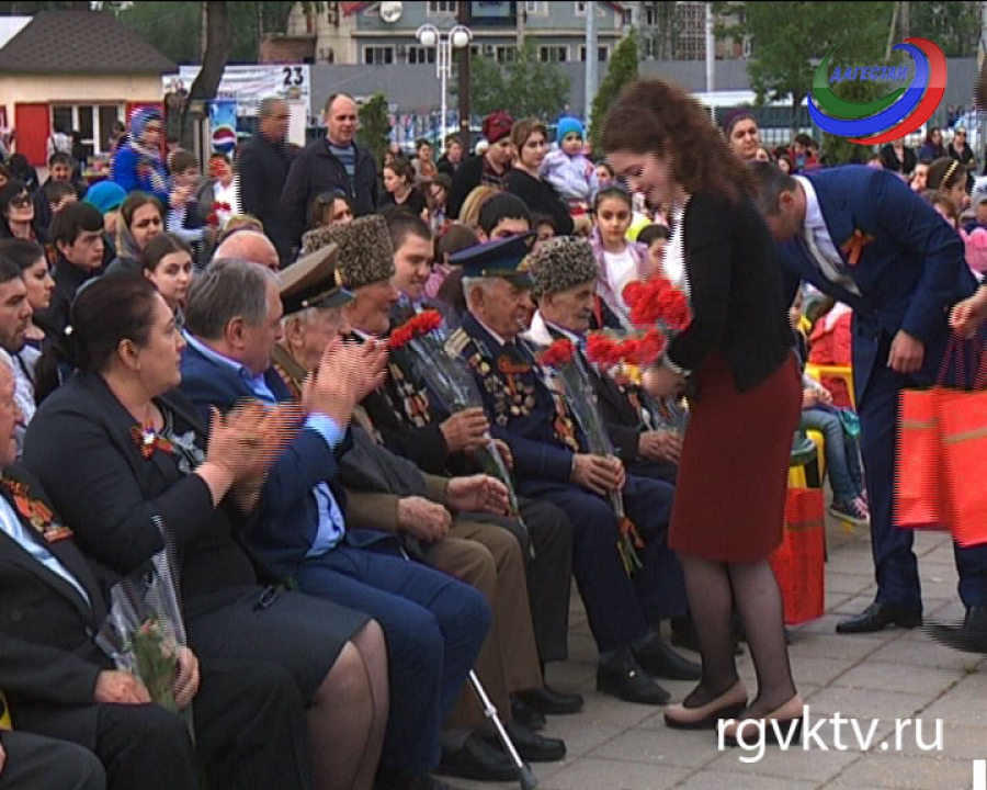На берегу озера Ак-Гель специально для ветеранов организовали концерт