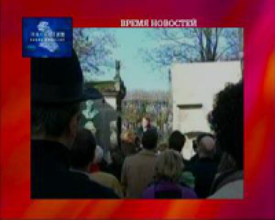 Надгробие Оскара Уайльда  решили зашитить от поцелуев