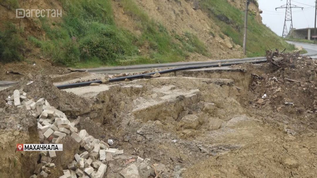 В Тарках произошел обвал грунта на участке дороги