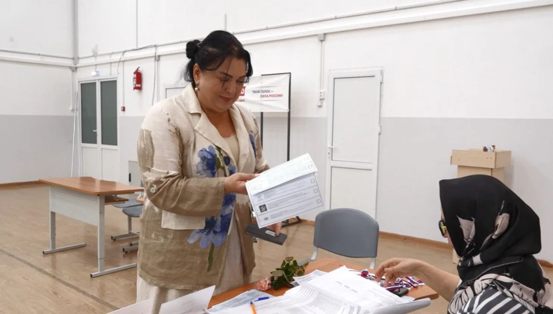 Председатель Союза женщин Дагестана Хасайбат Валиева проголосовала на избирательном участке №1079 в Махачкале   