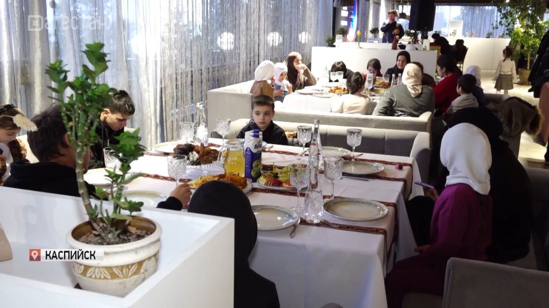 Благотворительный ифтар прошел в концертно-развлекательном центре в Каспийске
