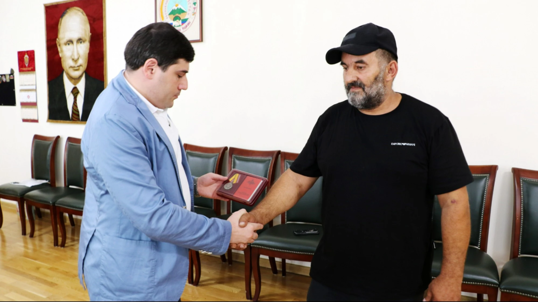 Участнику СВО Закарье Бажаеву ручили  медаль Минобороны РФ