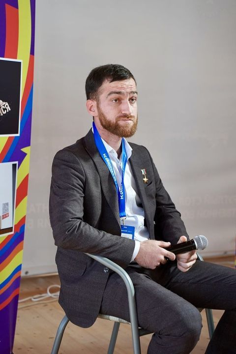 Участники форума «Каспий» встретились с Героем России, командиром штурмовой роты Темирланом Абуталибовым