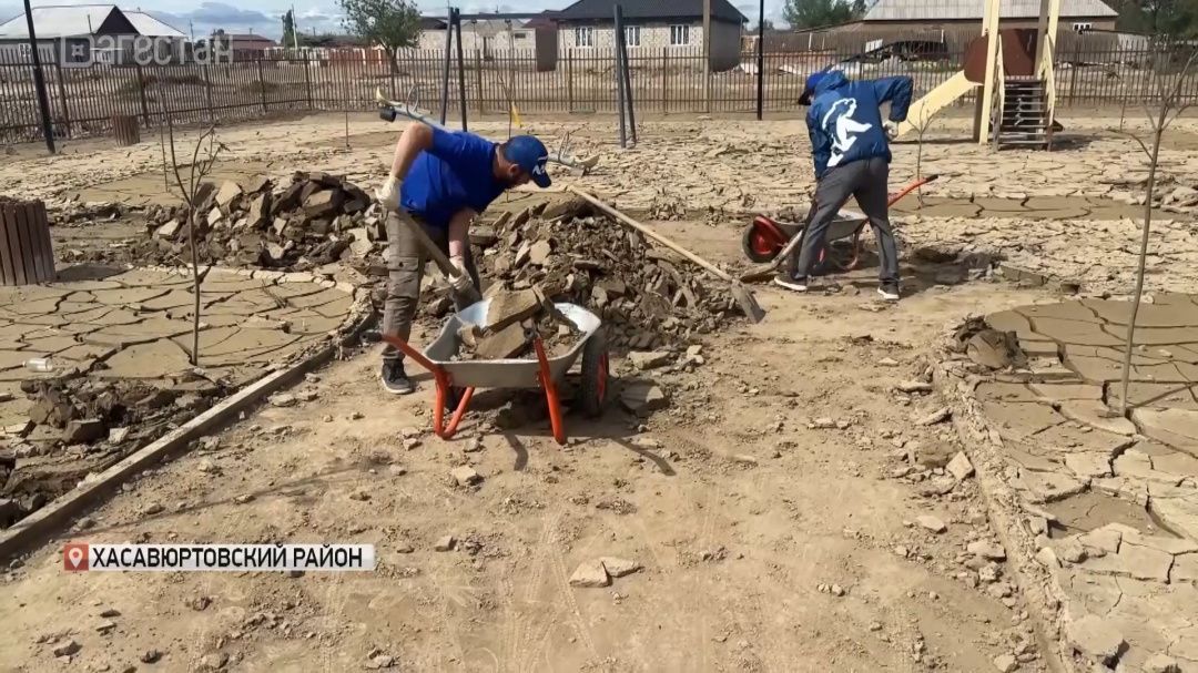 Волонтёры помогают в ликвидации последствий подтоплений в Хасавюртовском районе