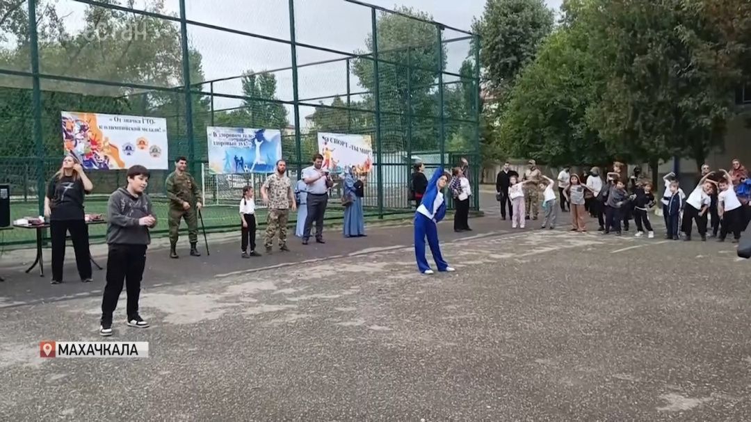 2-й день голосования на избирательном участке в 38-й гимназии начали с утренней зарядки