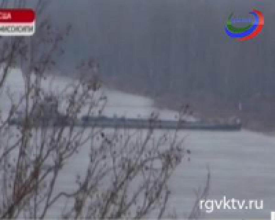 В  США танкер врезался в мост, произошел разлив нефти