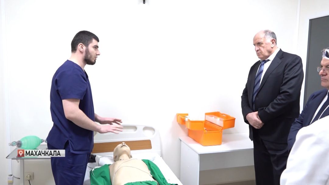 Премьер Дагестана встретился со студентами и ректорами вузов в ДГМУ 