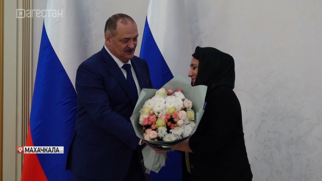 Сергей Меликов вручил государственные награды женщинам Дагестана