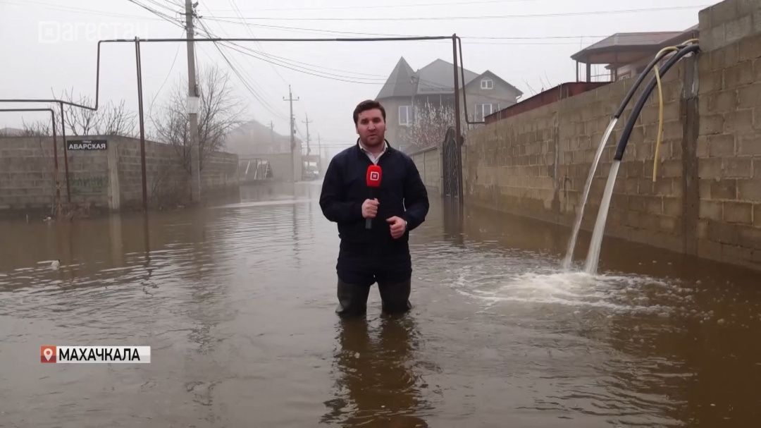 Жители Карамана живут в воде уже несколько дней