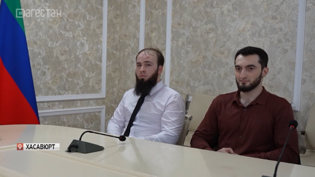 Джанибека Арслановуа и Ахмада Исмаилова наградили за спасение животных