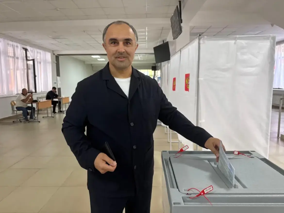 Юрий Гамзатов принял участие в голосовании