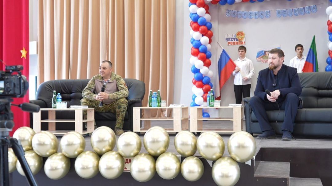 Командира добровольческого батальона «Каспий» торжественно встретили в школе № 49