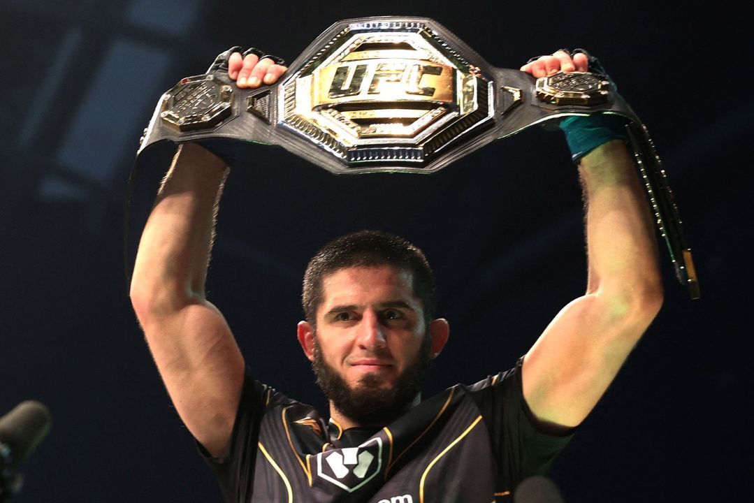 Ислам Махачев передал чемпионский пояс UFC в музей Минспорта  РД