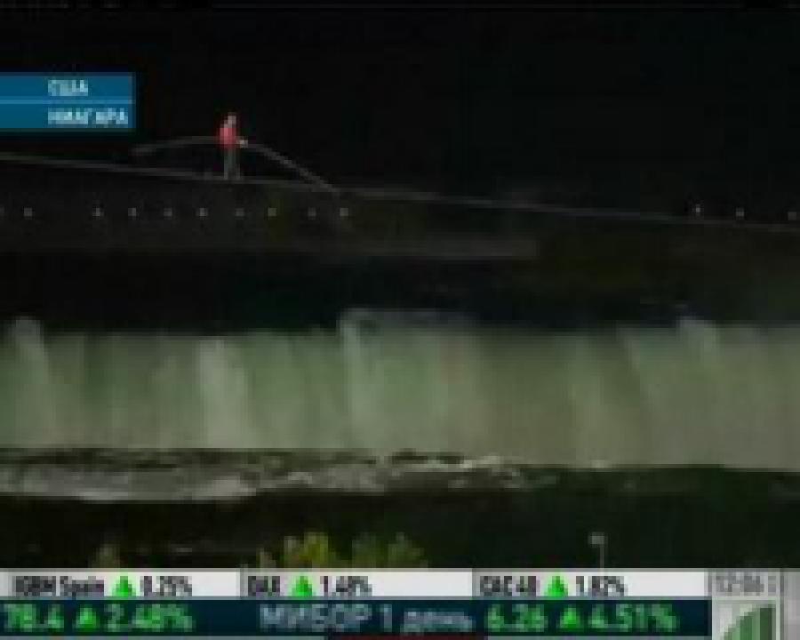 Американский циркач совершил прогулку над Ниагарским водопадом
