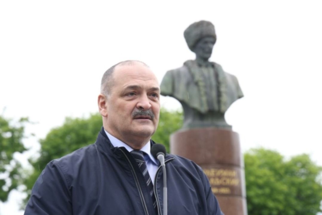 В Махачкале прошел торжественный митинг к 155-летию Сулеймана Стальского 