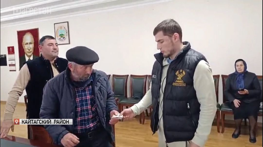 Боксер Ахмад Айдамиров передал 100 тыс рублей пострадавшему от оползня