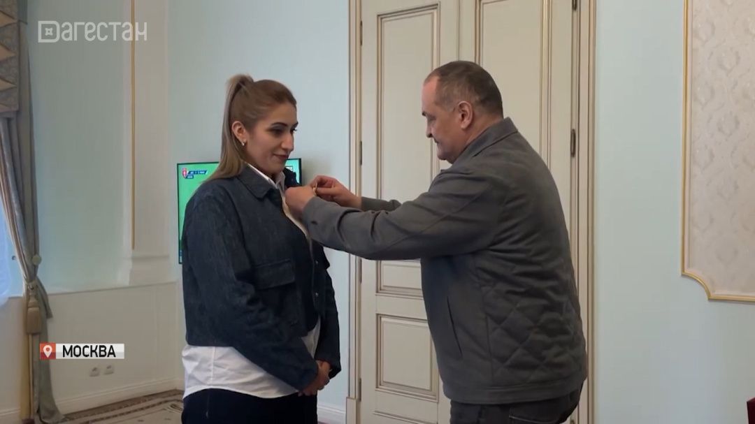 Медаль за проявленную храбрость вручил Глава Дагестана Алине Фейзуллаевой  