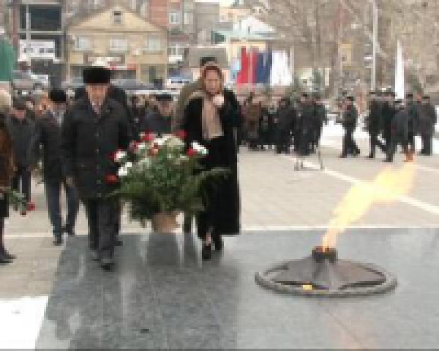 В Махачкале правительственная делегация возложила цветы к Вечному огню 