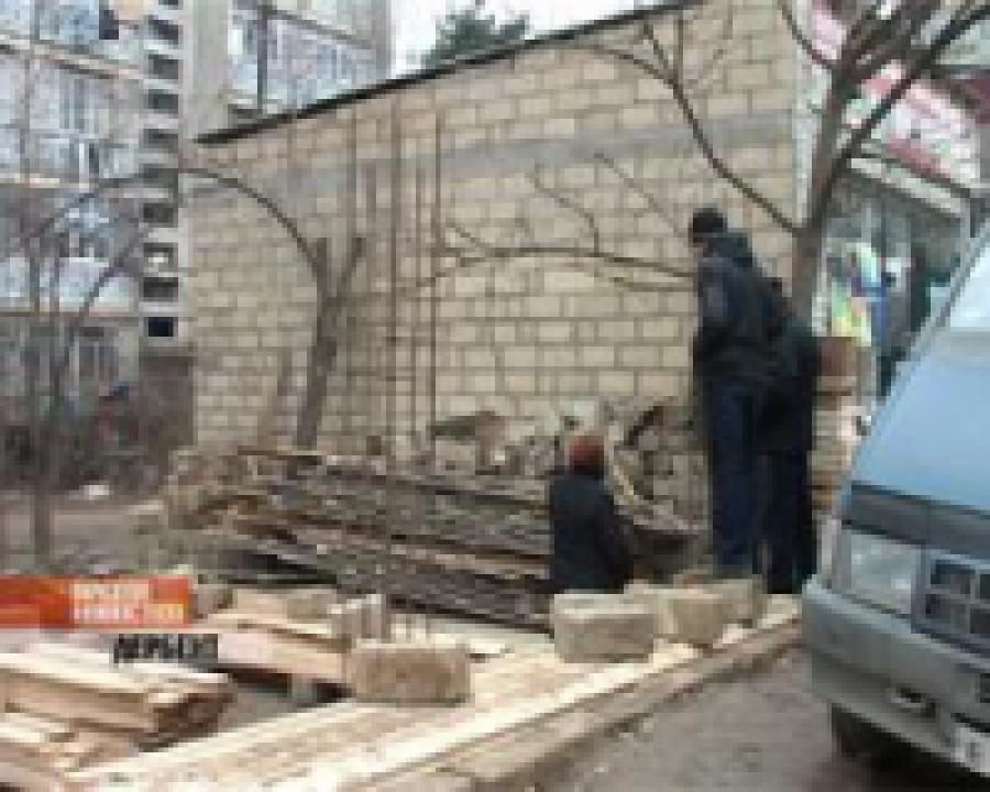 В Дербенте жильцы домов выходят с протестом строительства на дворовой територии различных объектов