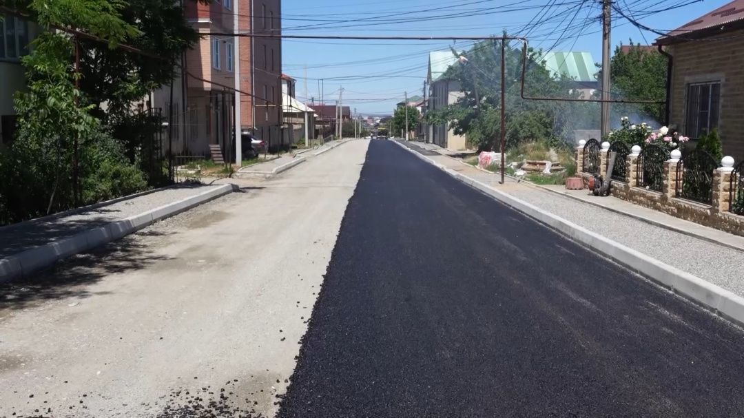 На  улице Астраханской укладывают асфальт