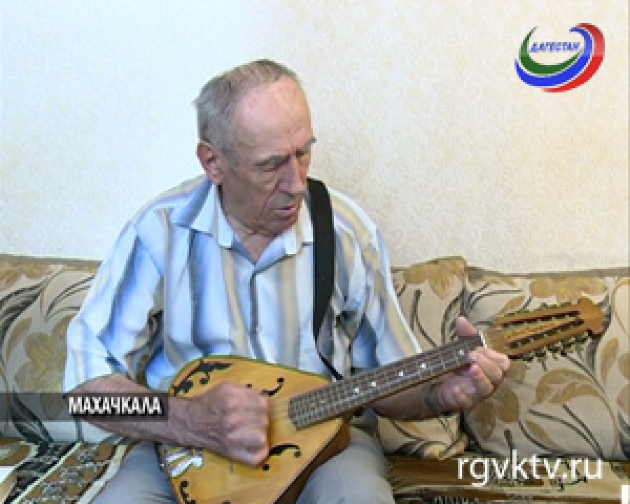 Среднее между русской балалайкой и итальянской мандолиной. Магомед Хавчаев изобрёл музыкальный инструмент - лакмузин