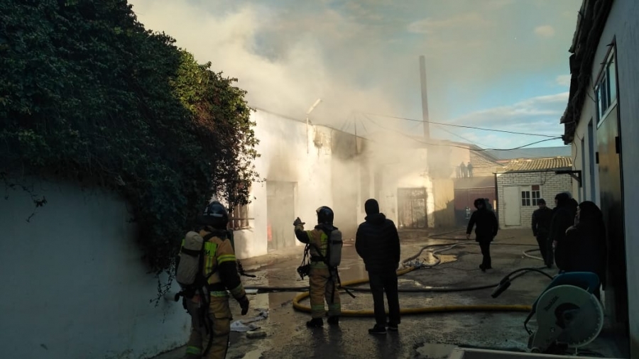 В Махачкале загорелся мебельный цех